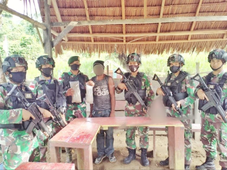 Prajurit Yonif 642 Tangkap Pengedar Sabu di Perbatasan RI-Malaysia