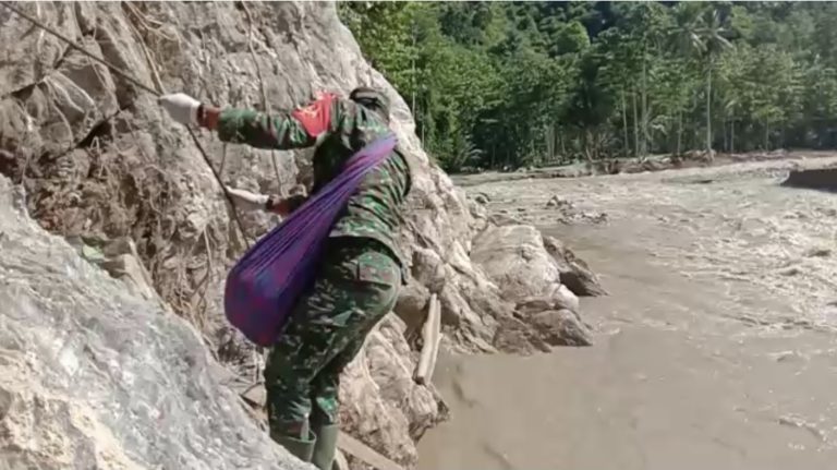 Susuri Tebing, Babinsa Lasusua Salurkan Bantuan ke Warga Terdampak Banjir Bandang