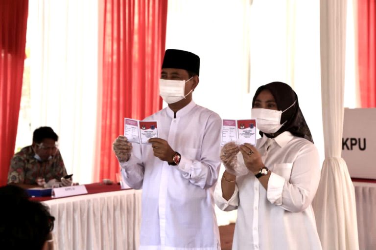 Tak Punya Hak Pilih, Saraswati Dampingi Muhamad Mencoblos di TPS 29 Ciputat