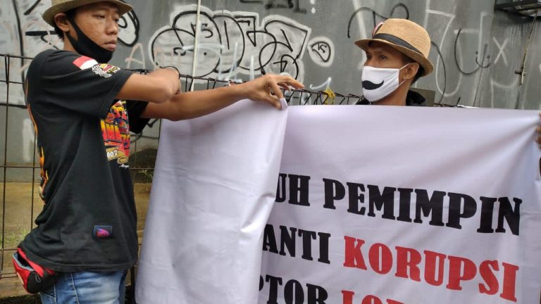Diserang Spanduk Fitnah, Timses Muhamad-Saraswati Singgung Korupsi Alkes Tangsel