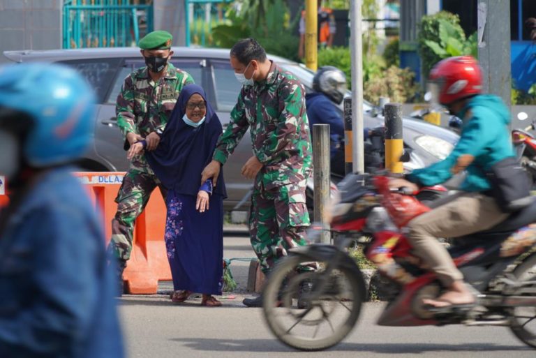 Nenek Tua Kagetkan Dua Anggota TNI