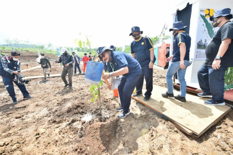 Kementerian PUPR Tanam 176.241 Pohon Secara Serentak untuk Hijaukan Area Infrastruktur