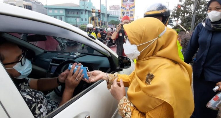 Peringati Hari Ibu, Pemkot dan Polres Metro Depok Bagi-bagi Masker