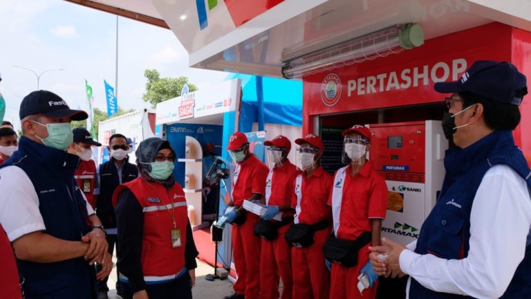 Komisaris dan Direktur Pertamina Tinjau Satgas Naru, Pastikan Layanan Tol Trans Jawa Berjalan dan Serahkan Bantuan TJSL