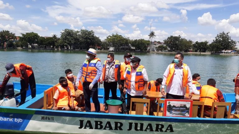 Hibahkan Satu Perahu, Ridwan Kamil: Semoga Imunitas Warga Depok Meningkat