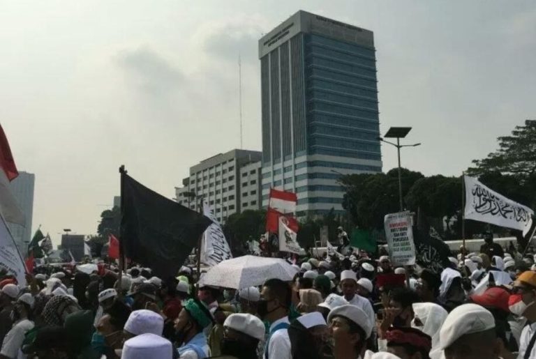 Sambil Bersholawat, Massa Aksi 1812 Terus Penuhi Patung Kuda Jakarta Pusat