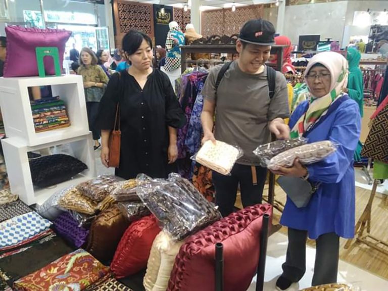 Pertamina Dukung UMKM Sociopreneur, Mitra Binaan Ini Ajak Ibu Rumah Tangga Bikin Kerajinan Bantal Smock