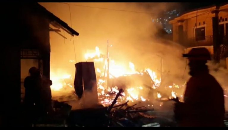 Gara-gara Kompor Meledak, Empat Bangunan di Depok Ludes Terbakar