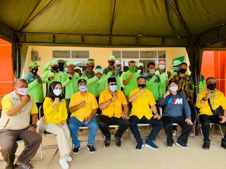 Penghujung Tahun, Golkar Beri Bingkisan Petugas Pemakaman Covid-19