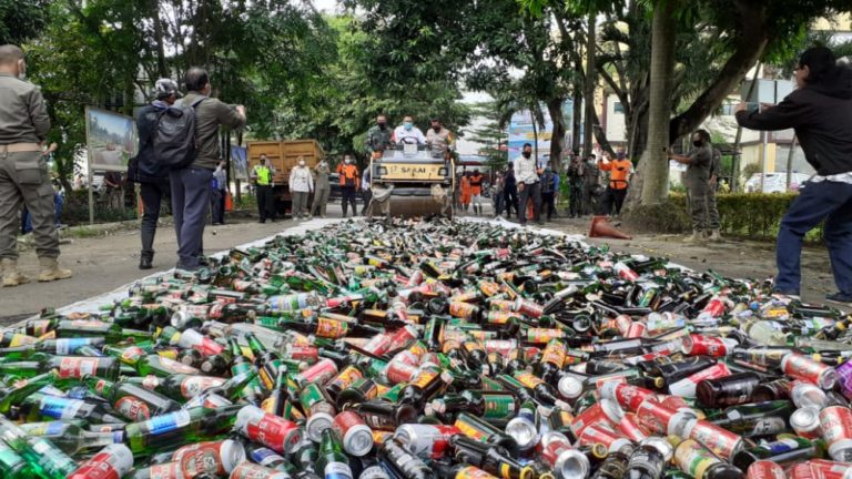 Jelang Perayaan Tahun Baru, 3.155 Botol Miras di Depok Dimusnahkan