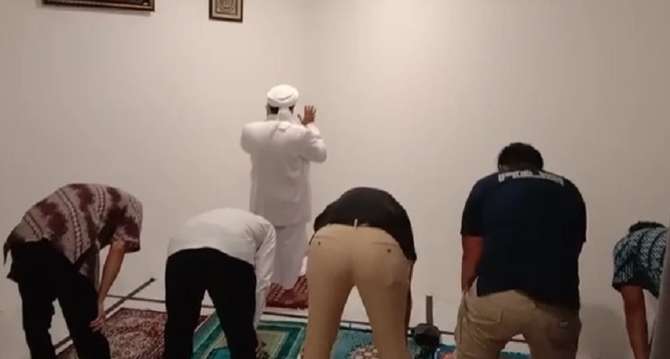 Di Sela Pemeriksaan, Habib Rizieq Shalat Magrib Jamaah Bareng Polisi
