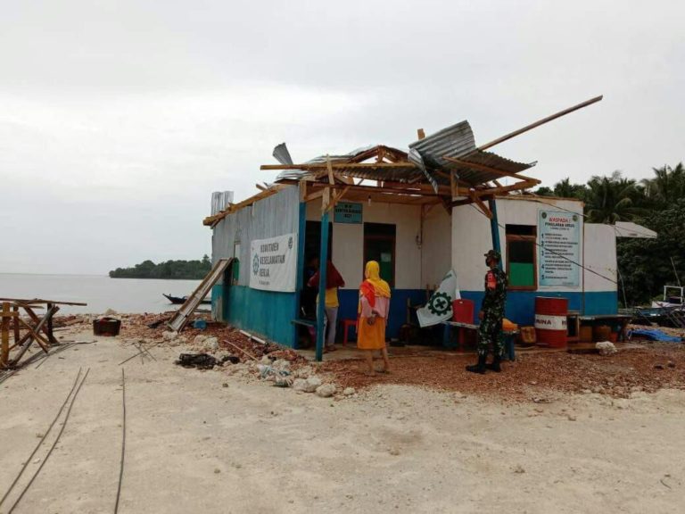 Koramil Tomia Bantu Warga Perbaiki Rumah yang Diterjang Puting Beliung