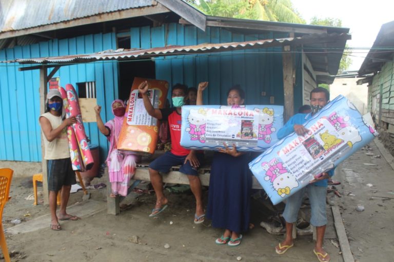 Kodam Hsn Bagikan Kasur ke Warga Korban Banjir Bandang di Sultra