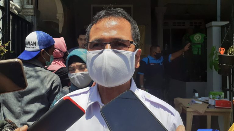 Ini Kata Dinsos Depok Soal Penumpukan Warga Saat Urus KIS