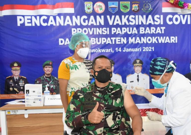 Disuntik Vaksin Covid-19, Pangdam Kasuari: Saya Tetap Sehat dan Segar