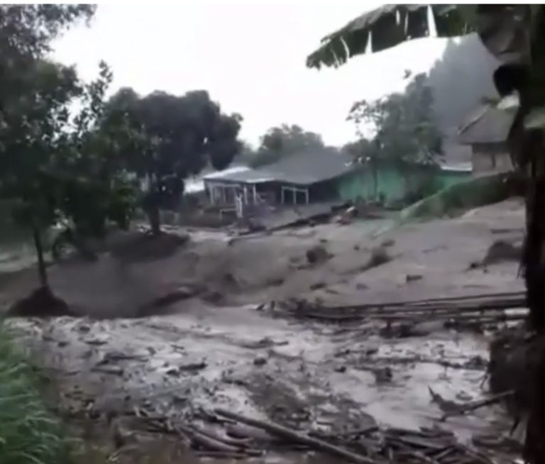 Gunung Mas Puncak Bogor Diterjang Banjir Bandang