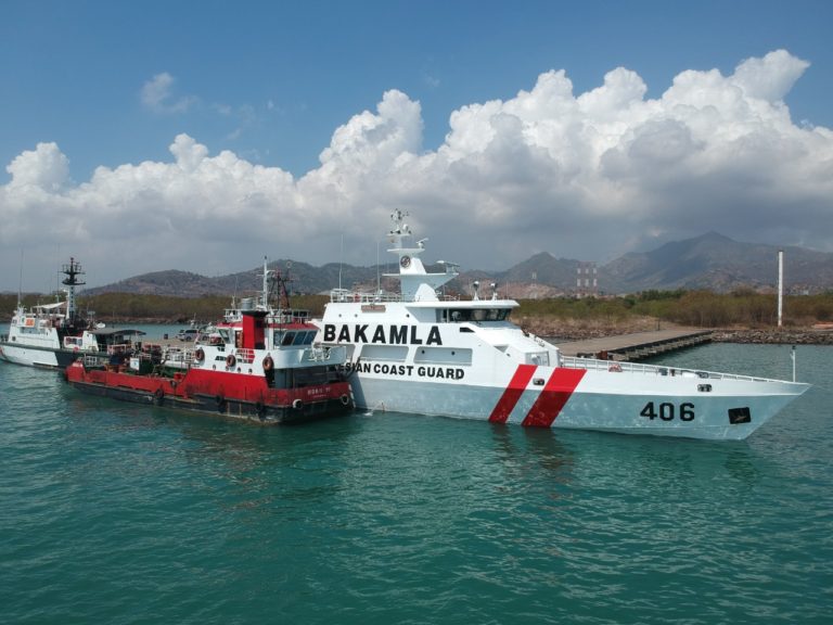 Bakamla Halau Kapal Pengawas Perikanan Vietnam di Laut Natuna
