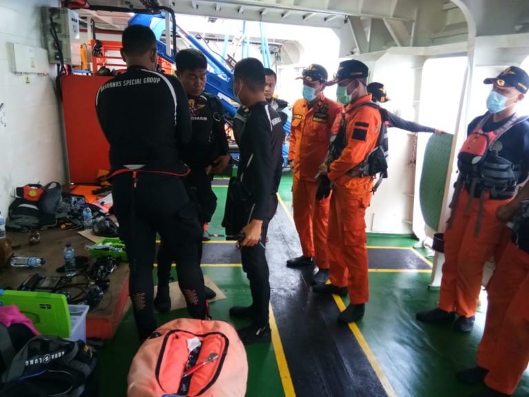Penyelam BSG dan IDRT Evakuasi Korban Sriwijaya Air dari Bawah Air