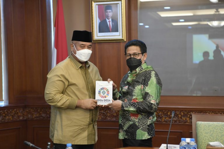 Kemendes PDTT-Bupati Kukar Matangkan Program Ketahanan Pangan di Lahan Transmigrasi