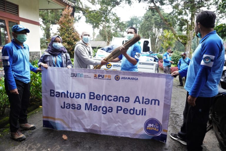 Jasa Marga Salurkan Bantuan Alat Kebersihan ke Korban Banjir Gunung Mas
