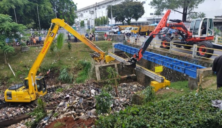 Wali Kota Depok Bongkar Penyebab ‘Daratan’ Sampah di Kali Baru