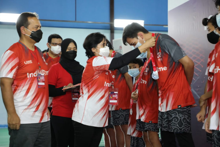 Telkom Anugerahi Beasiswa ke Sepuluh Pemenang IndiHome Gideon Badminton Academy