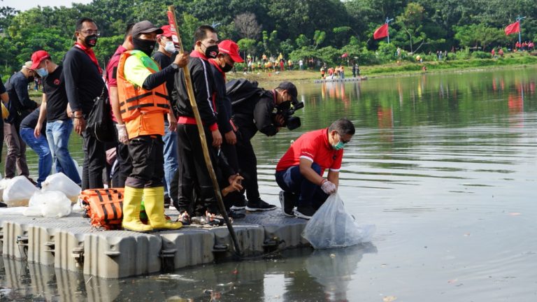 Bersihkan Waduk, Hasto: Kita Mengampanyekan Hidup Sehat