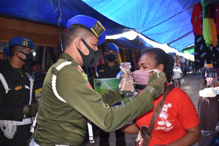 Pomdam Kasuari Bagikan Masker Gratis ke Warga Manokwari
