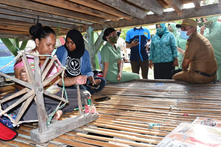 Pangdam Hsn Berikan Bantuan ke Penenun Tradisional di Buton