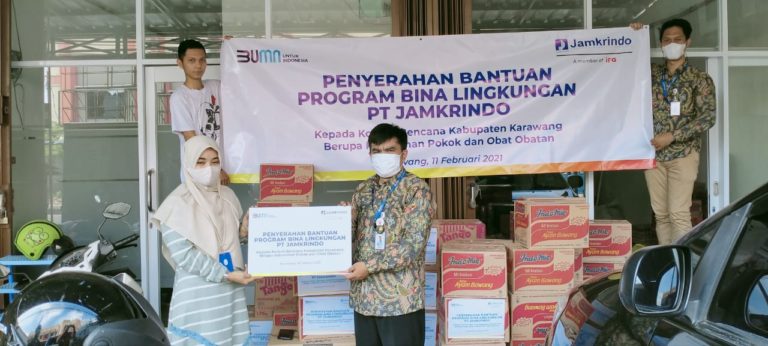 Jamkrindo Salurkan Bantuan untuk Korban Banjir Karawang dan Subang