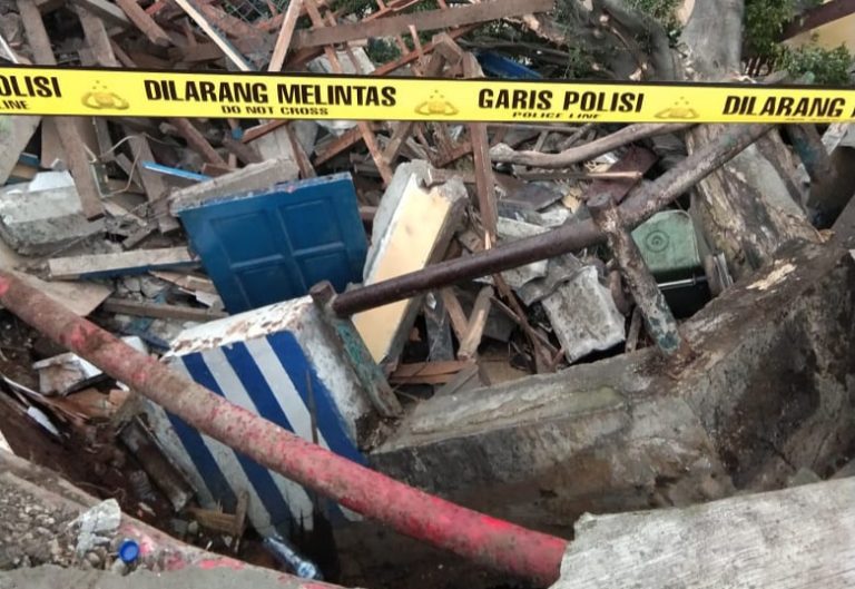 Waduh! Pos Polisi Simpangan Depok Amblas Terbawa Longsor