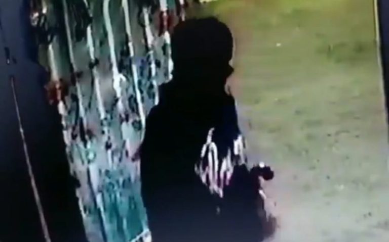 Ngeri! Aksi Maling Bersenjata Tajam Terekam CCTV