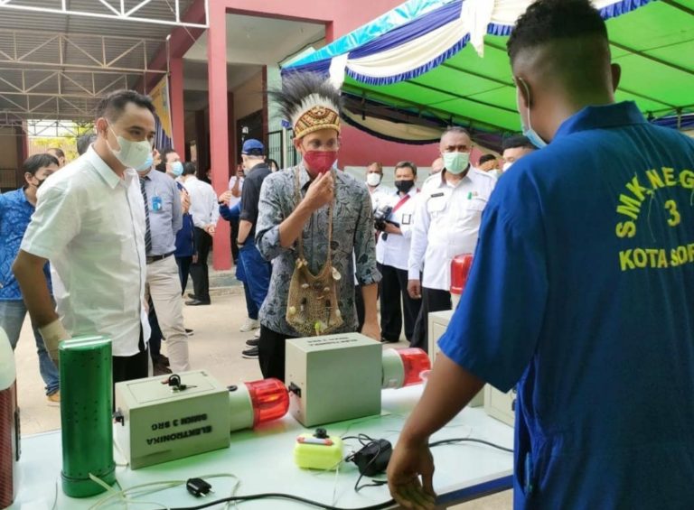 Kunjungi Sorong, Mendikbud Berkomitmen Lestarikan Adat dan Budaya Papua Barat