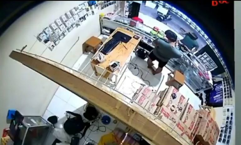Pencurian Ponsel di Depok Terekam CCTV, Netizen: Kelar Nih Bocah