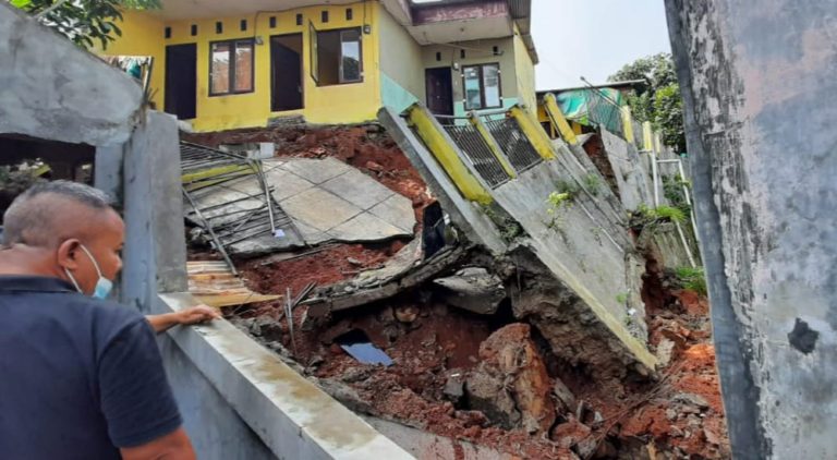 Ada Longsor, 20 Warga Sukmajaya Depok Terpaksa Tinggalkan Rumah