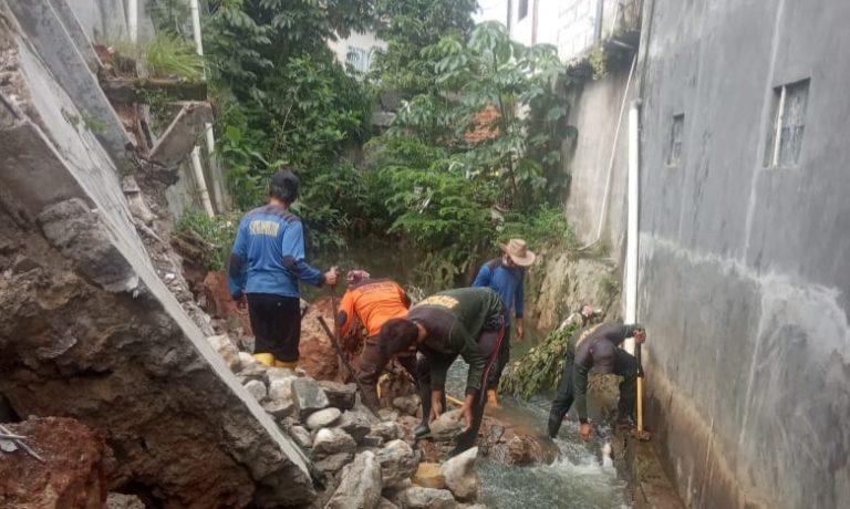 Dinas PUPR Depok Fokus Tangani Material Longsor di Sukamaju