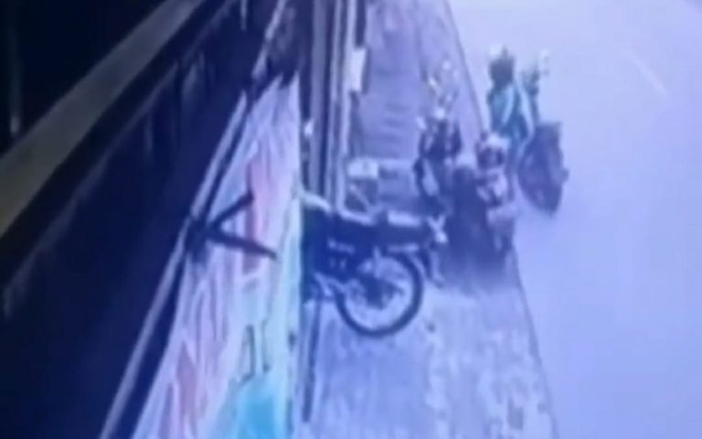 Pakai Atribut Ojol, Aksi Pencurian Helm di Depok Terekam CCTV