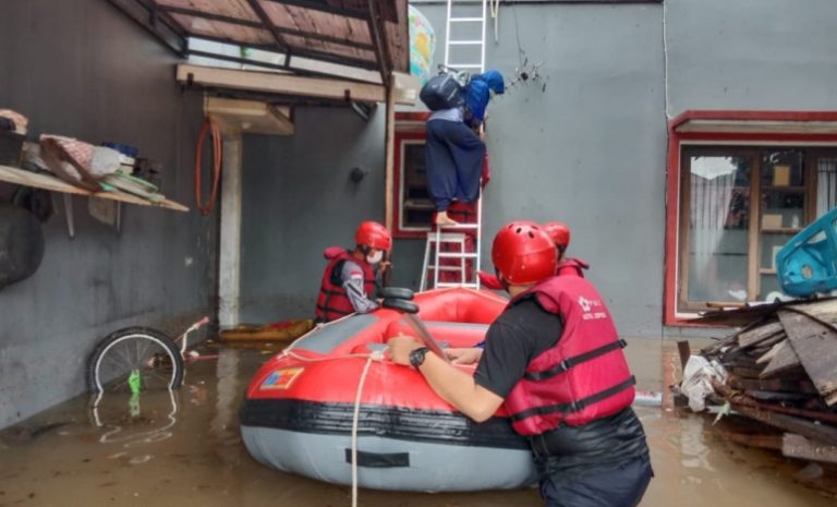 Terdampak Banjir, Ratusan Warga Cimanggis Depok Dievakuasi