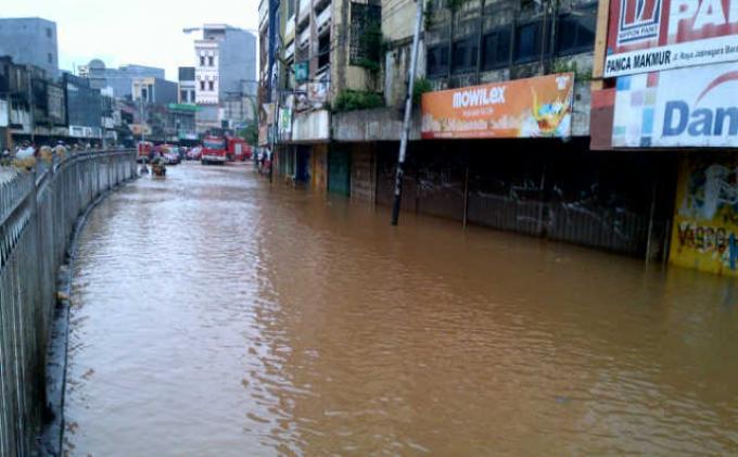 Diguyur Hujan Terus Menerus, Warga Jakarta Waspadai Banjir