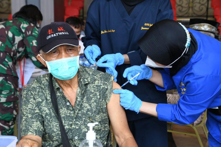 TNI AD Gelar Vaksinasi Covid-19 Bagi Purnawirawan dan Warakawuri