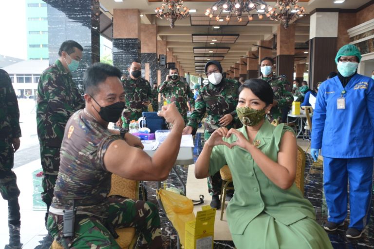 TNI AD Laksanakan Vaksinasi Covid-19 Serentak
