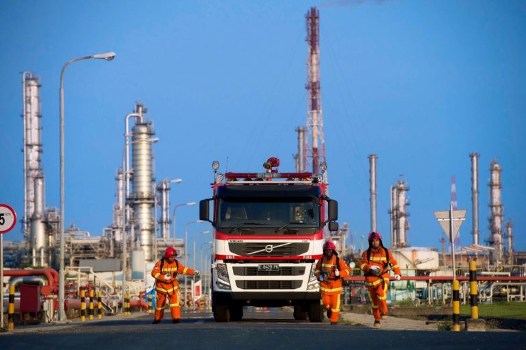Pertamina Upayakan Pemadaman Insiden Kebakaran Kilang Balongan