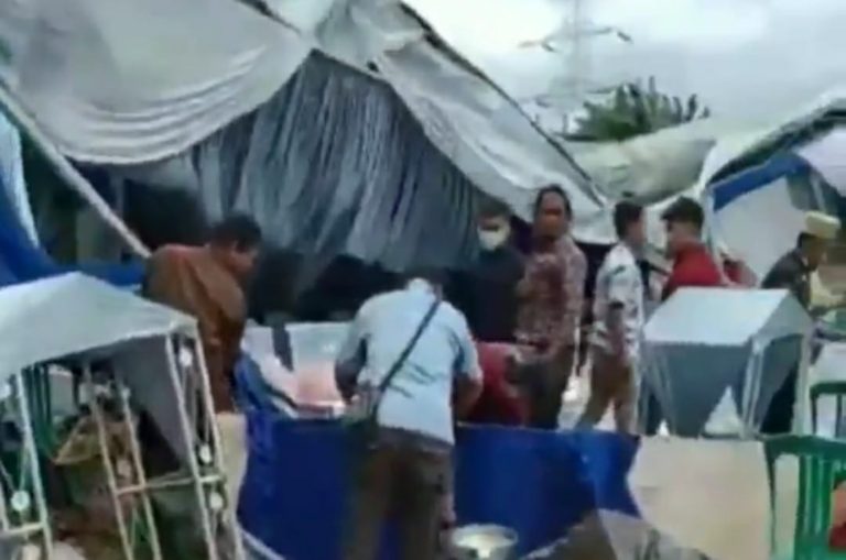 Pengantin Wanita Pingsan Tenda Nikahan Roboh Diterjang Puting Beliung