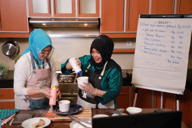Dorong Perempuan Mandiri, Partai Gelora Bagikan Cara Membuat Jajanan Murah