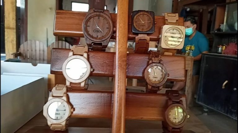 Wow! Pengrajin Ini Sulap Limbah Kayu Jadi Barang Bernilai Fantastis