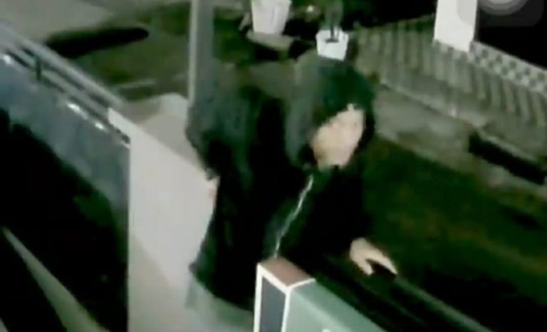 Video Seorang Pria Diduga Pencuri Gagal Beraksi Viral, Warganet Sarankan Pelaku Pakai Masker