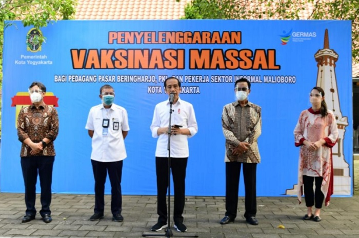 Jokowi Pantau Vaksinasi Massal di Pasar Beringharjo Yogyakarta
