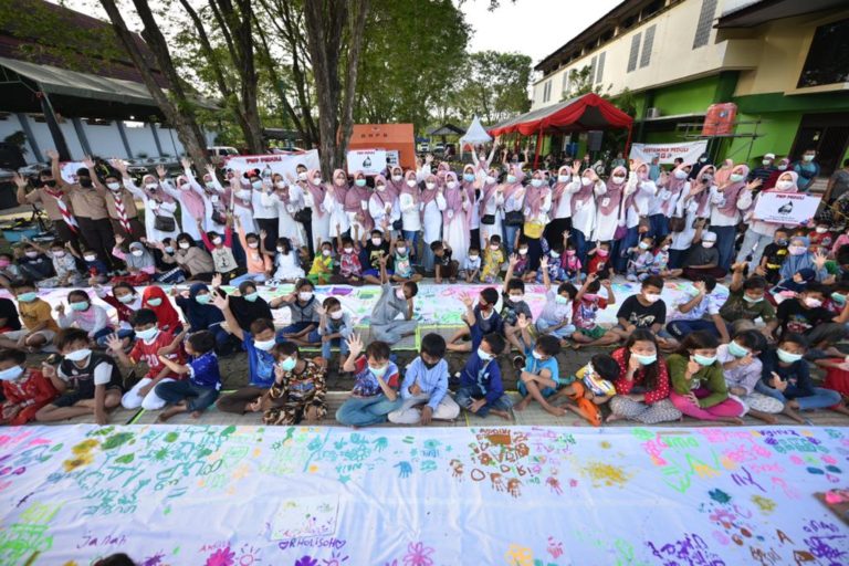 PWP Pertamina Ajak Anak-anak Pengungsian di Balongan Cuci Tangan dan Melukis Bersama
