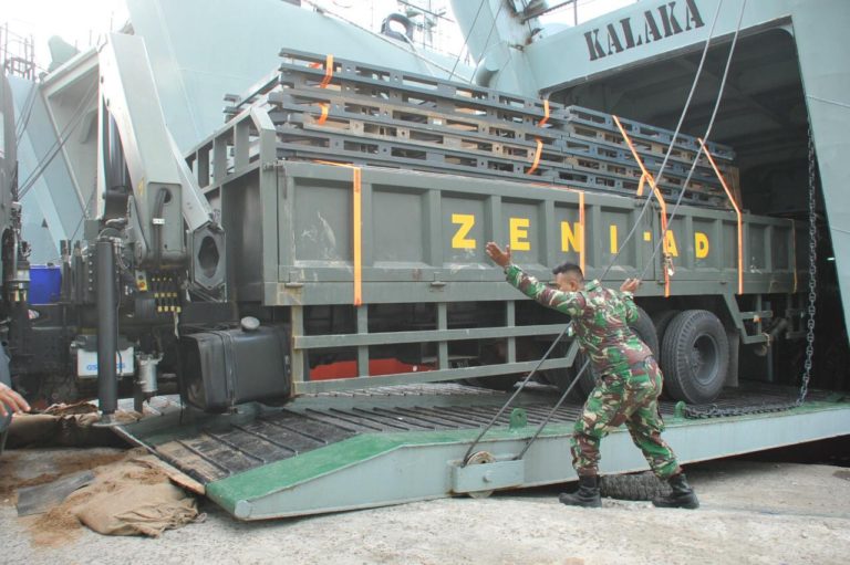 TNI AD Kirim Alat Berat dan Perlengkapan Lapangan ke NTB dan NTT