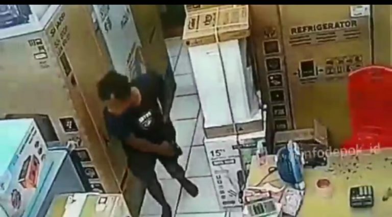 Viral! Pencuri Pakai Kolor di Toko Elektronik Depok Terekam CCTV